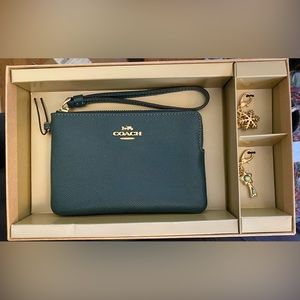 New Coach Cross Grain Leather Wristlet With Charms In Box